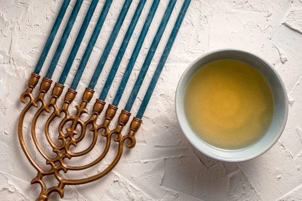 Top görünüm parçası Hanukkah ve bir kase zeytinyağı