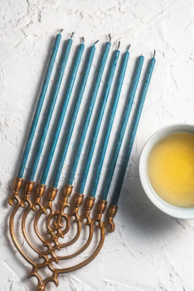 Hanuka mavi mum ve bir kase içinde tereyağı ile