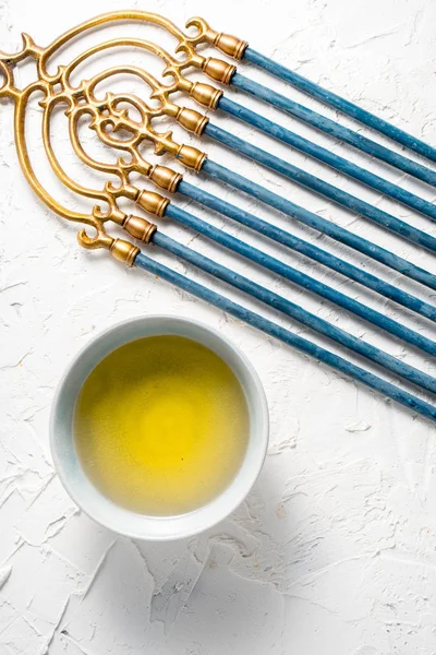 Menorah kuningan Hanukkah dengan lilin biru dan mentega di atas mangkuk melihat — Stok Foto