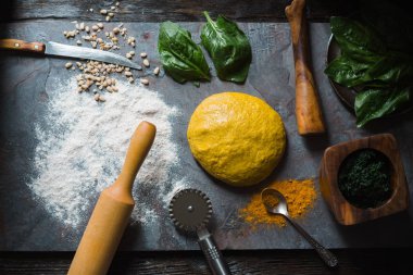 Mantı hamuru ile zerdeçal, yemek pişirmek için malzemeler ıspanak