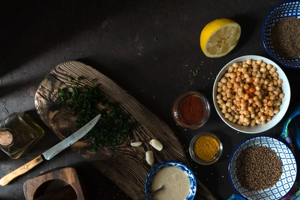 Ingredientes para cozinhar falafel, grão de bico, tahini e especiarias espaço livre — Fotografia de Stock