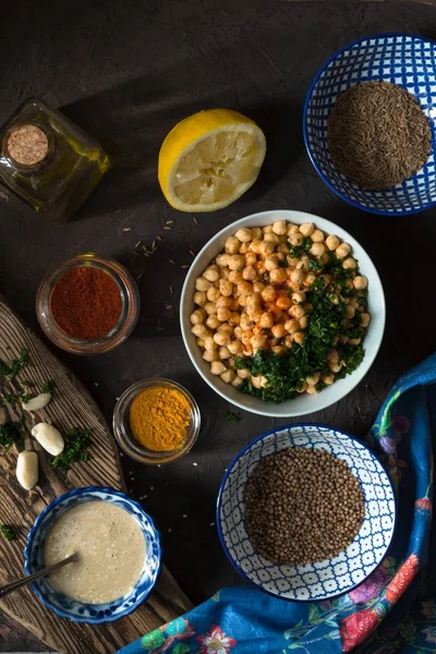 Ingredienti per cucinare falafel, ceci, tahini e spezie vista dall'alto — Foto Stock