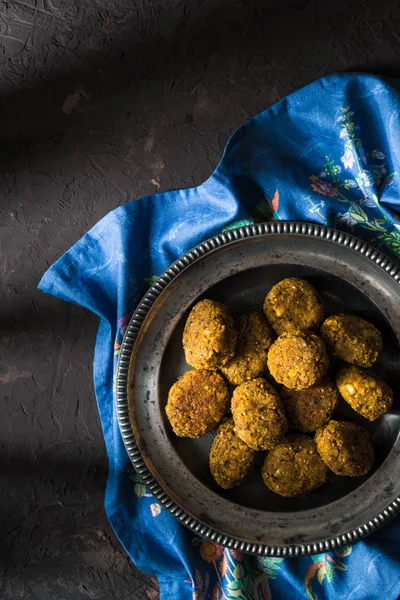 Falafel vegetariano su un piatto di latta su un tovagliolo blu spazio libero — Foto Stock