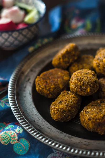 Falafel na vintage blaszanego talerza i sałatką z bliska świeże warzywa — Zdjęcie stockowe