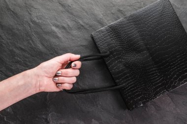 Siyah Cuma satışı, bir el siyah bir paket çeker.