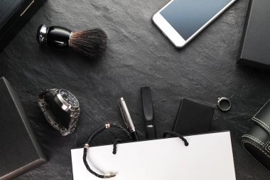 Çerçeve üzerinde gri bir arka plan, telefon ve izlemek, hediye kutuları