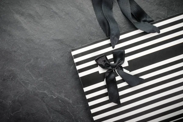 Kolları şeritler ve siyah yay boş alan ile siyah şerit içinde beyaz paketi — Stok fotoğraf