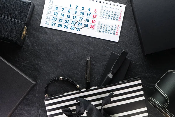 Πακέτο με μαύρο φιόγκο και με δώρα, διαφορετικά κουτιά, ημερολόγιο — Φωτογραφία Αρχείου