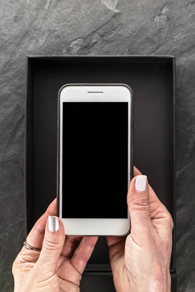 Чорна п'ятниця, коробка і телефон в руках вільний простір — стокове фото