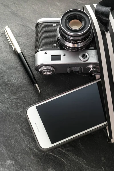 전화, 카메라, 백색 줄무늬 클로즈업 검은 가방에 펜 — 스톡 사진
