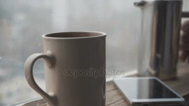 Seramik kupa, cep telefonu ve Frenchpress pencere üzerinde