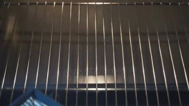 Kafes içinde elektrik plaka ön plan