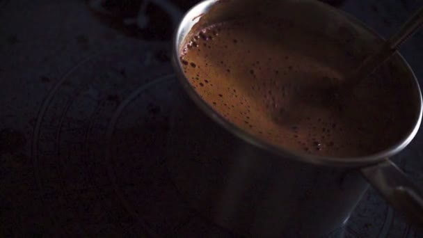 Ароматний какао з піною в каструлі на плиті — стокове відео