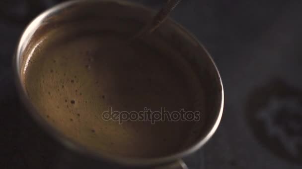 Horké kakao s pěnou v kastrolu na keramické desce vlevo — Stock video