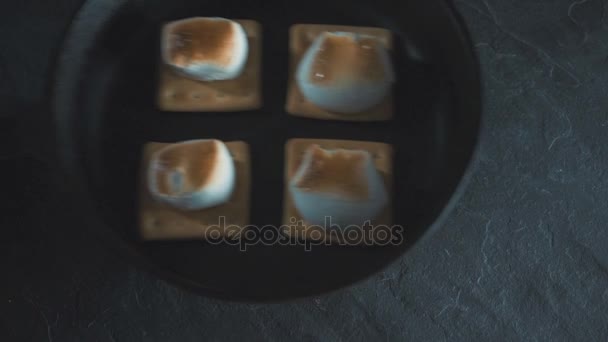 Чугунная сковородка с горячим печеньем и зефиром — стоковое видео