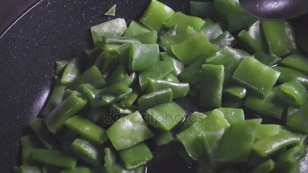 Подготовка зеленой фасоли в сковороде — стоковое видео