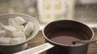 Hatmi bir fincan kakao bir sote pan bir pencere pervazına cama üzerinde