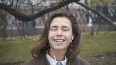 müzik kulaklık ile güzel kız