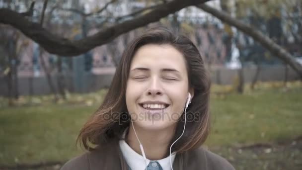 Menina bonita com fones de ouvido ouvindo música — Vídeo de Stock