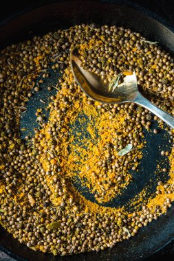 Masala için köri dikey koyu arka plan üzerinde tavada pişirme