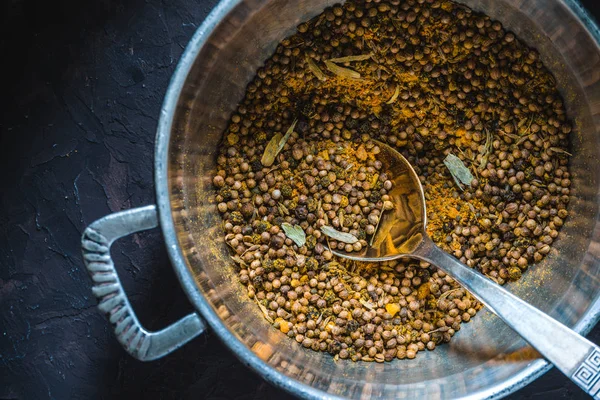 Mistura de especiarias indianas para masala na vista superior do pote de metal — Fotografia de Stock
