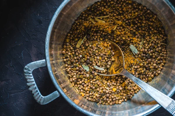 Mischung indischer Gewürze für Masala im Metalltopf von oben — Stockfoto