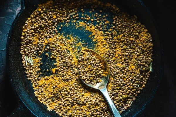 Kochen Masala für Curry in der Pfanne auf dem dunklen Hintergrund — Stockfoto
