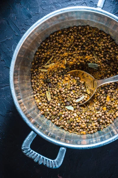 Mix van indiaanse kruiden voor masala in de metalen pot verticale — Stockfoto