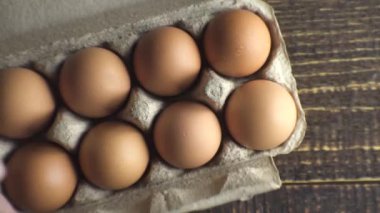 Bir kağıt kutusu ahşap video kurullarında yumurta bej renk