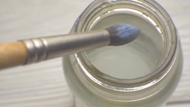 Cepillo para dibujar acuarela de papel grueso y un frasco de agua, video — Vídeo de stock