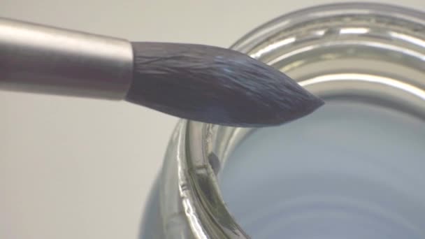 Borstel voor tekening over een kom met blauw water, video close-up — Stockvideo