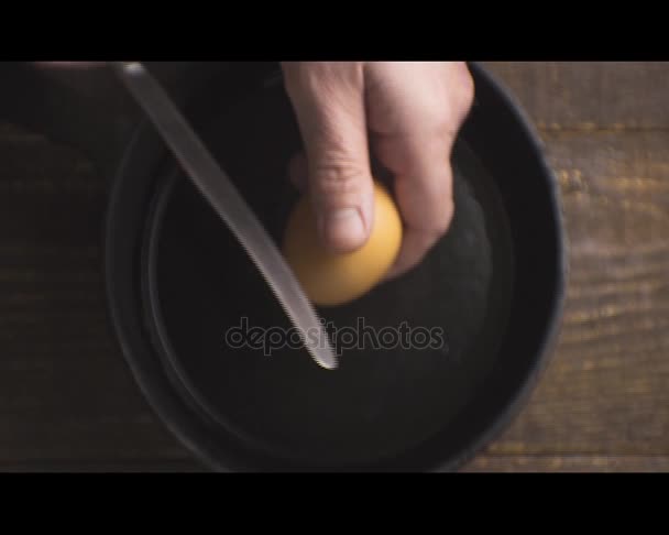 Готовим завтрак из яичного видео — стоковое видео