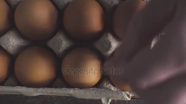 Huevo de extracto beige de una caja de papel de vídeo — Vídeos de Stock