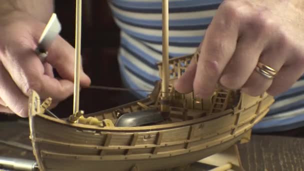 Az ember gyűjt videóinak hajó modell — Stock videók
