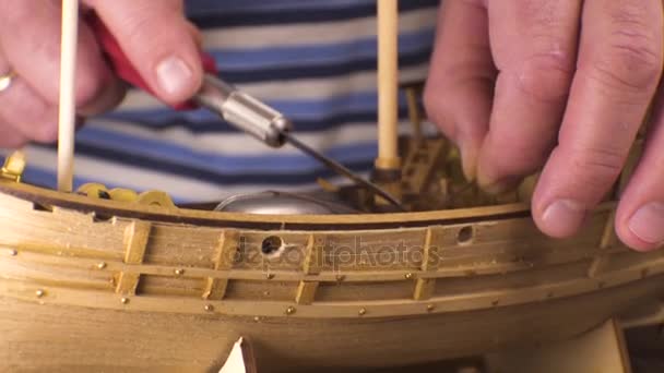 Деревянный корабль, инструменты и мастер, размытый вид сбоку. Видео — стоковое видео