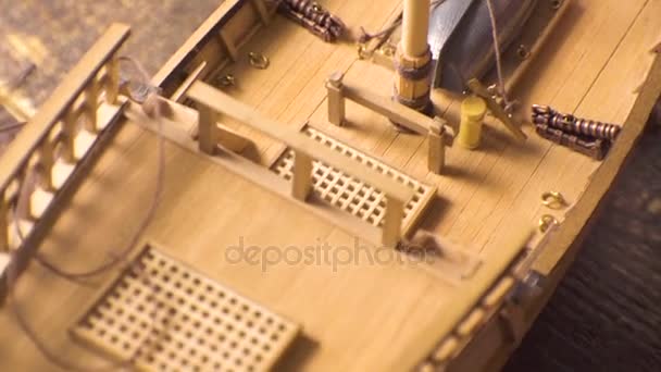 Modell eines Holzschiffs. Nahaufnahme, Seitenansicht. Video — Stockvideo