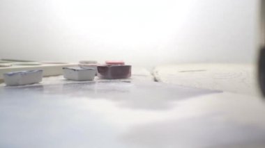Su renkleri ve kağıt video kalın bir levha ile kutuları