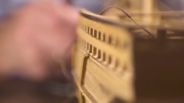 Μοντέλο του ένα ξύλινο πλοίο σε ένα ξύλινο τραπέζι, θαμπάδα. Βίντεο — Αρχείο Βίντεο
