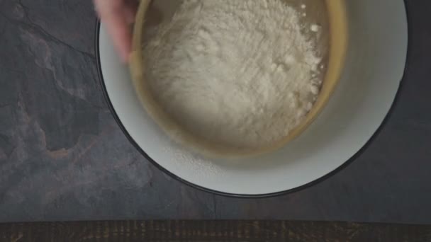 Ingredienser till pizza Margarita, tomater och mozzarella. Video — Stockvideo