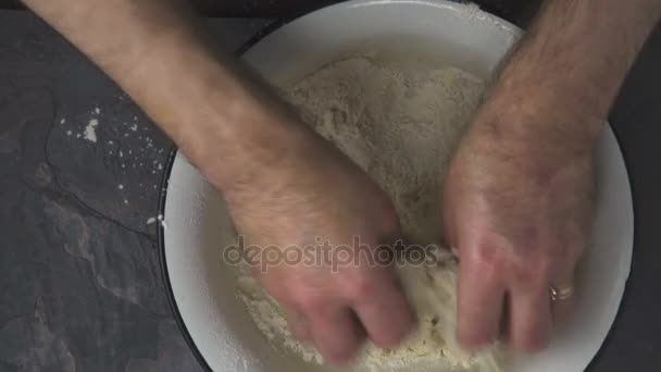 Boer mengt het deeg voor de zelfgemaakte pizza. Video — Stockvideo