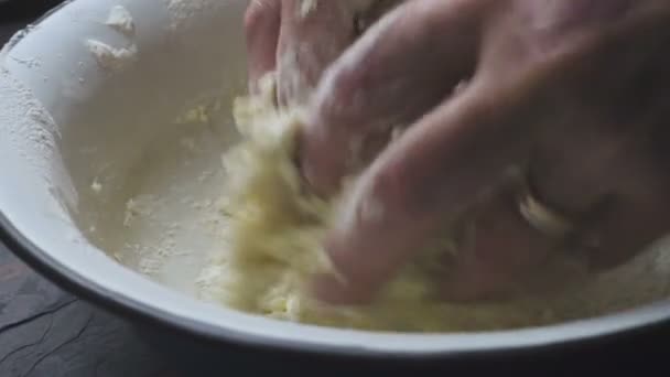 Mescolare l'impasto per la pizza fatta in casa. Video. — Video Stock