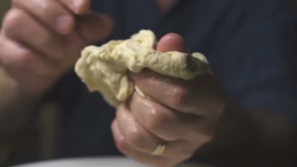 Ανακατεύουμε τη ζύμη για σπιτική πίτσα σε ένα μεγάλο μπολ. Βίντεο — Αρχείο Βίντεο