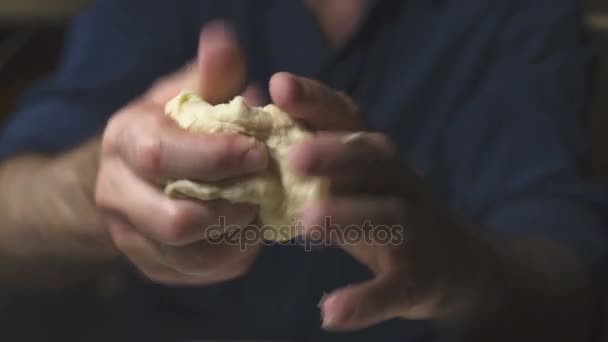 Le fermier frappe la pâte sur un grand bol. Vidéo — Video