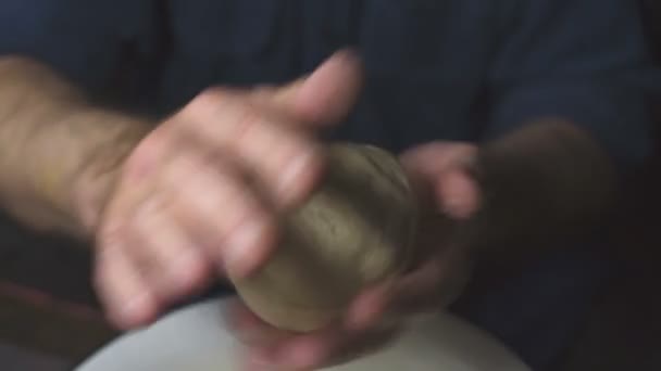 Boule de pâte pour pizza dans de grandes mains mans. Vidéo — Video