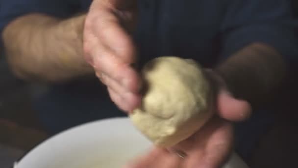 Bola de masa para pizza en manos grandes del hombre. Vídeo — Vídeos de Stock