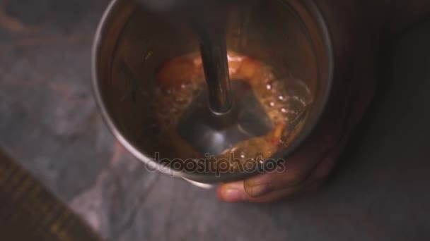 Preparação de pasta de tomate com um liquidificador. Vídeo — Vídeo de Stock