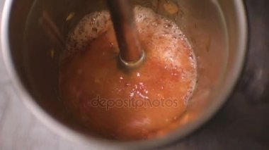 Domates salçası bir blender ile yendi. Video
