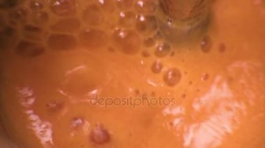 Domates salçası domates ve kiraz yapılmış. Video