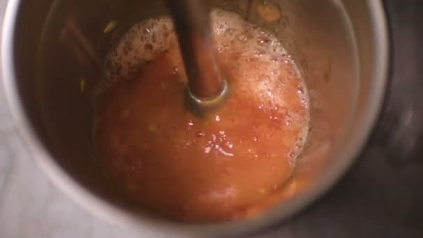 Bata a pasta de tomate com um liquidificador. Vídeo — Vídeo de Stock
