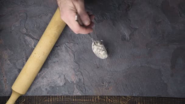 斯加尔卡, 面粉和勺子在一块灰色的石头上。视频 — 图库视频影像